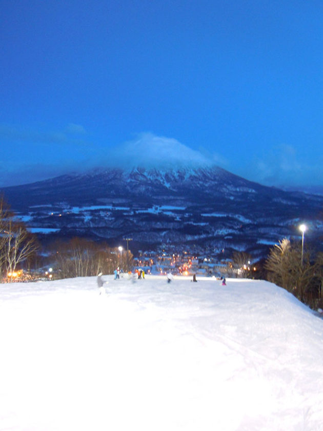 the view of mt.yoteizan from the top of mt.niseko annupuri